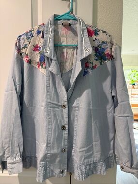 Vintage 1980’s- Light Blue Floral Pattern Button Front Jacketed